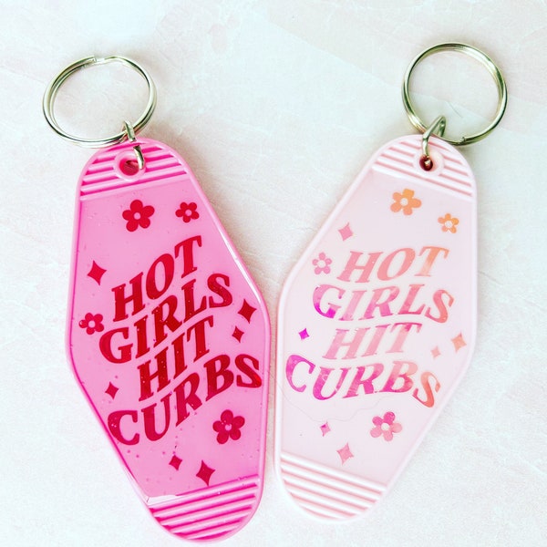 Hot Girls Hit Curbs motel Keychain | Retro inspirierter Schlüsselanhänger | Schlüsselanhänger mit Charme und Charm