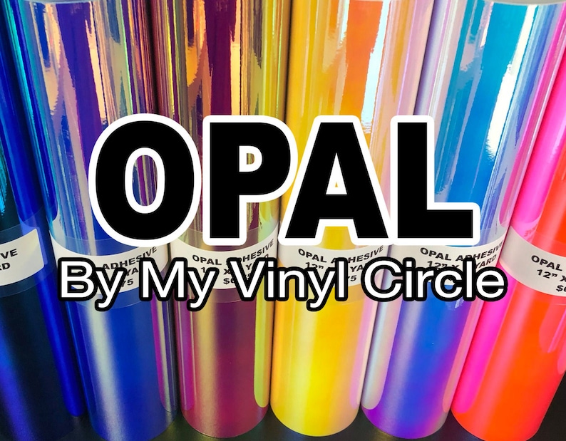 Peut inclure: Assortiment de rouleaux de vinyle adh&eacute;sif opale iridescent dans diff&eacute;rentes couleurs, notamment bleu, violet, jaune et rose. Les rouleaux sont &eacute;tiquet&eacute;s "OPAL ADHESIVE 12" x 50 YARD" et "By My Vinyl Circle".