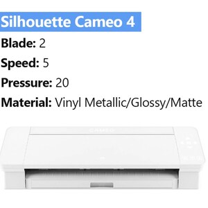 Może przedstawiać: Biała maszyna do cięcia Silhouette Cameo 4 z białą matą do cięcia. Tekst na maszynie brzmi "Cameo".