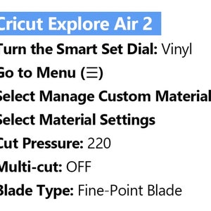 Może przedstawiać: Instrukcje konfiguracji Cricut Explore Air 2 do cięcia winylu. Instrukcje obejmują przekręcenie pokrętła Smart Set na Vinyl, przejście do menu, wybranie Zarządzaj niestandardowymi materiałami, wybranie Ustawień materiału, ustawienie ciśnienia cięcia na 220, wyłączenie cięcia wielokrotnego i wybranie ostrza Fine-Point.