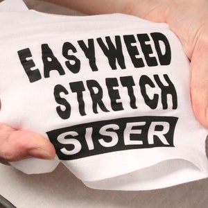 Peut inclure: T-shirt blanc avec du texte noir qui dit "Easyweed Stretch Siser".