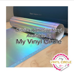 Puede incluir: Un rollo de vinilo adhesivo efecto aceite iridiscente con el texto "Oilslick Adhesive Vinyl Available At My Vinyl Circle" y una pegatina con el texto "My VINYL CIRCLE".