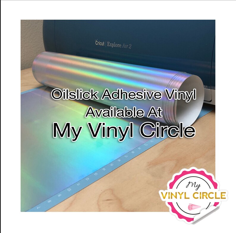 Puede incluir: Un rollo de vinilo adhesivo efecto aceite iridiscente con el texto "Oilslick Adhesive Vinyl Available At My Vinyl Circle" y una pegatina con el texto "My VINYL CIRCLE".