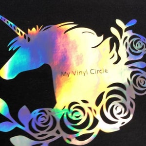 Pode incluir: Uma silhueta de unic&oacute;rnio hologr&aacute;fica iridescente com um design floral de rosas ao redor. O texto "My Vinyl Circle" &eacute; vis&iacute;vel no centro do design.