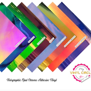 Peut inclure: Un ensemble de dix feuilles de vinyle adh&eacute;sif chrom&eacute; opale holographique dans diff&eacute;rentes couleurs, notamment limonade rose, sir&egrave;ne, citron vert, coucher de soleil, barbe &agrave; papa, brise jama&iuml;caine, sorbet orange et arctique. Les feuilles sont dispos&eacute;es en &eacute;ventail avec le nom de chaque couleur imprim&eacute; en dessous. Le texte "My Vinyl Circle" est imprim&eacute; dans un cercle sur fond rose dans le coin inf&eacute;rieur droit de l'image.