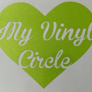 K&ouml;nnte beinhalten: Ein gr&uuml;ner Glitzer-Vinyl-Aufkleber in Herzform mit dem Text "My Vinyl Circle" in Wei&szlig;.
