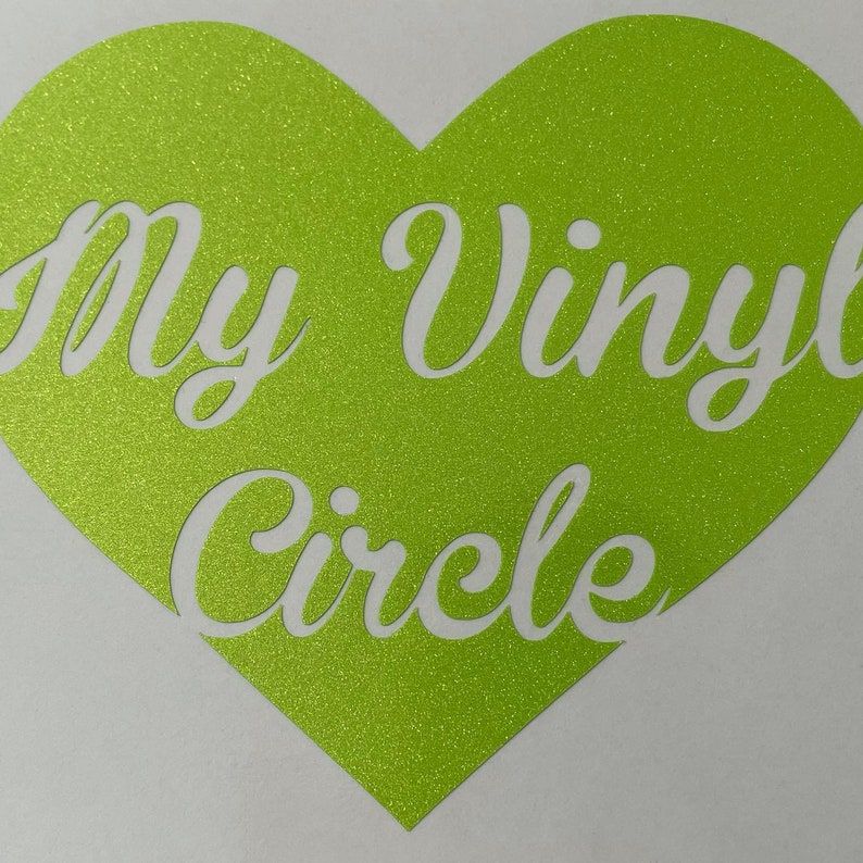 K&ouml;nnte beinhalten: Ein gr&uuml;ner Glitzer-Vinyl-Aufkleber in Herzform mit dem Text "My Vinyl Circle" in Wei&szlig;.