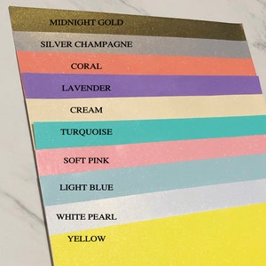 K&ouml;nnte beinhalten: Ein Stapel aus zehn verschiedenen glitzernden Kartonpapierb&ouml;gen. Die Farben sind Mitternachtsgold, Silber-Champagner, Koralle, Lavendel, Creme, T&uuml;rkis, Rosa, Hellblau, Perlwei&szlig; und Gelb.