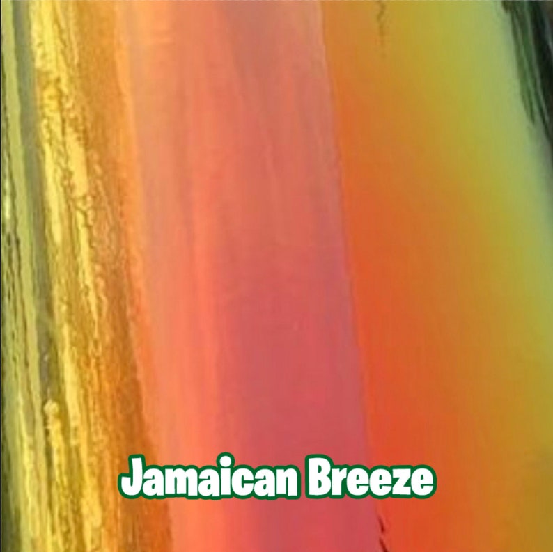 Peut inclure: Un gros plan sur une peinture abstraite color&eacute;e avec des nuances de jaune, d'orange et de rose. Le texte "Jamaican Breeze" est &eacute;crit en lettres vertes en bas de l'image.