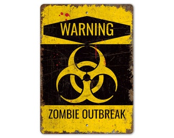 Könnte beinhalten: Ein gelbes und schwarzes Warnschild mit einem Biohazard-Symbol und dem Text "WARNING ZOMBIE OUTBREAK".