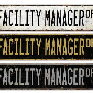 Könnte beinhalten: Drei Schilder im Vintage-Stil aus Metall mit dem Text "Facility Manager Dr." in schwarzer, goldener und silberner Schrift auf schwarzem, weißem und schwarzem Hintergrund.