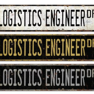 Puede incluir: Tres señales de metal de estilo vintage con el texto "LOGISTICS ENGINEER DR" en letras negras sobre fondo blanco, negro y negro. Las señales tienen un aspecto desgastado y oxidado.
