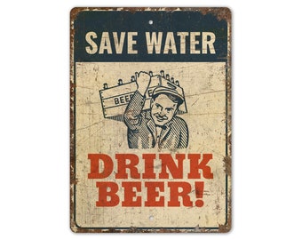 Puede incluir: Un letrero de metal de estilo vintage con un fondo desgastado y descolorido. El letrero presenta una ilustración de dibujos animados de una persona que lleva una caja de cerveza. El texto en el letrero dice "Save Water Drink Beer!"