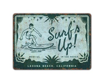 Placa Surf's Up - Presente para Amantes do Surfe - Placa de Casa de Praia - Placa de Surfe - Placa de Praia - Placa Estilo Vintage - Placa de Metal Rústico de Qualidade Premium