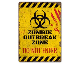 Könnte beinhalten: Ein gelbes und schwarzes Warnschild mit einem Biohazard-Symbol und dem Text "Zombie Outbreak Zone Do Not Enter". Das Schild hat ein abgenutztes, rostiges Aussehen und rote Handabdrücke.