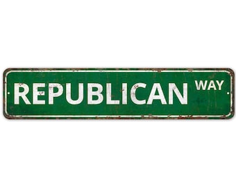 Puede incluir: Un letrero de metal verde con las palabras "REPUBLICAN WAY" en letras blancas. El letrero está desgastado y oxidado.