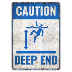 Könnte beinhalten: Ein blaues und weißes Metallschild mit dem Text "CAUTION DEEP END" und einer Strichmännchen-Illustration einer Person, die ins Wasser springt. Das Schild hat einen abgenutzten, Vintage-Look.