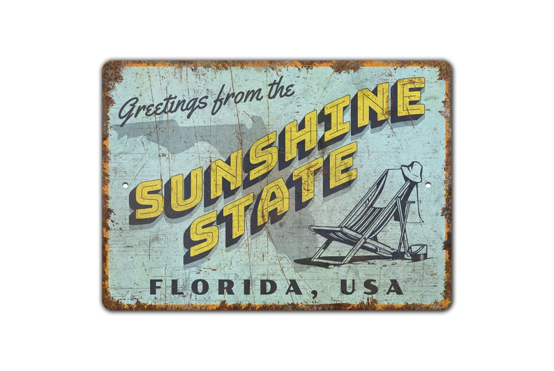 a metal sign that says greetings from the sunshine state