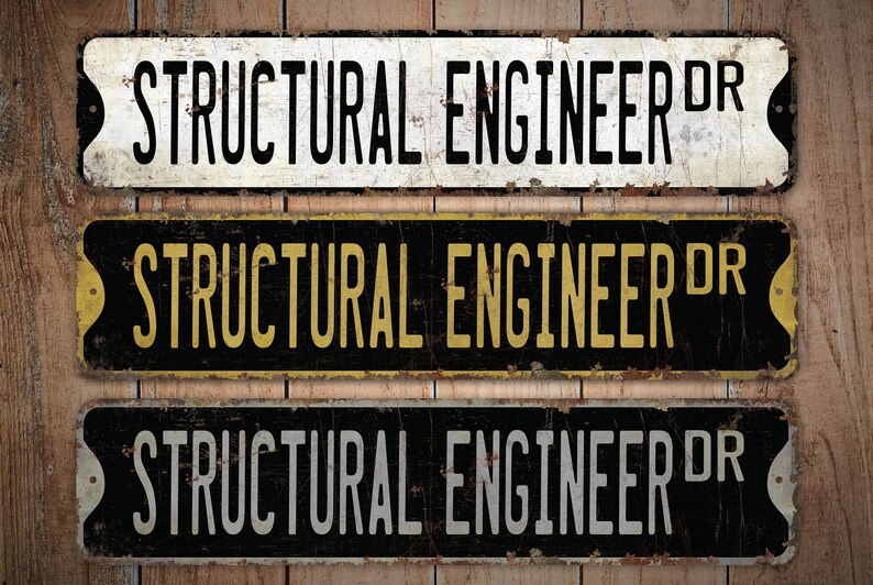 Pode incluir: Tr&ecirc;s placas de metal de estilo vintage com o texto "STRUCTURAL ENGINEER DR" em letras pretas, douradas e brancas sobre um fundo preto, branco e preto, respectivamente. As placas t&ecirc;m um aspecto desgastado e enferrujado.