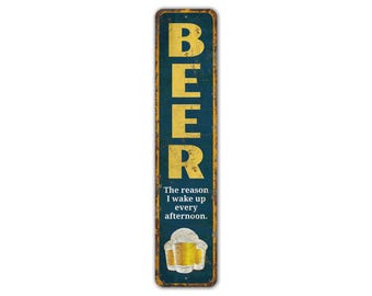 Może przedstawiać: Metalowy znak w kolorze niebieskim i żółtym z napisem "BEER" dużymi żółtymi literami. Znak zawiera również tekst "The reason I wake up every afternoon." i grafikę trzech szklanek piwa.
