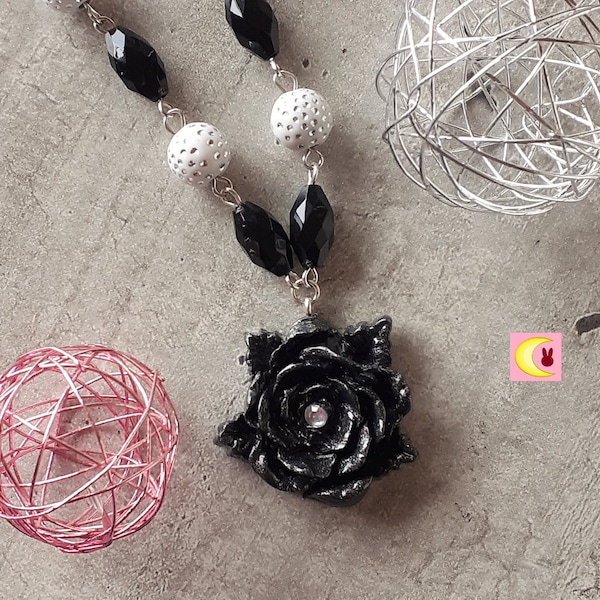 Collier Black and white rose, pendentif en forme de rose noire et perle blanche métal argenté et porcelaine froide romantique chic