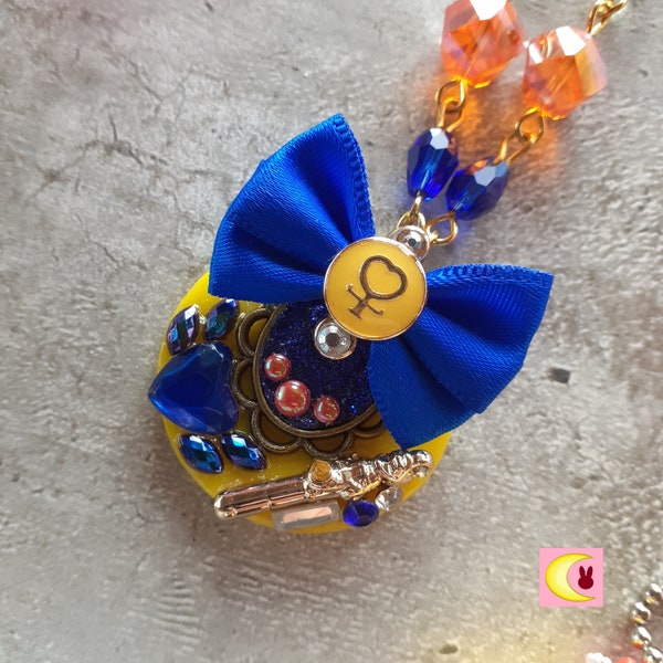 Collier Venus Bow inspiration manga Sailor Moon V Ribbon Charm officiel Japon Bandai en porcelaine froide jaune bleu V artémis métal doré