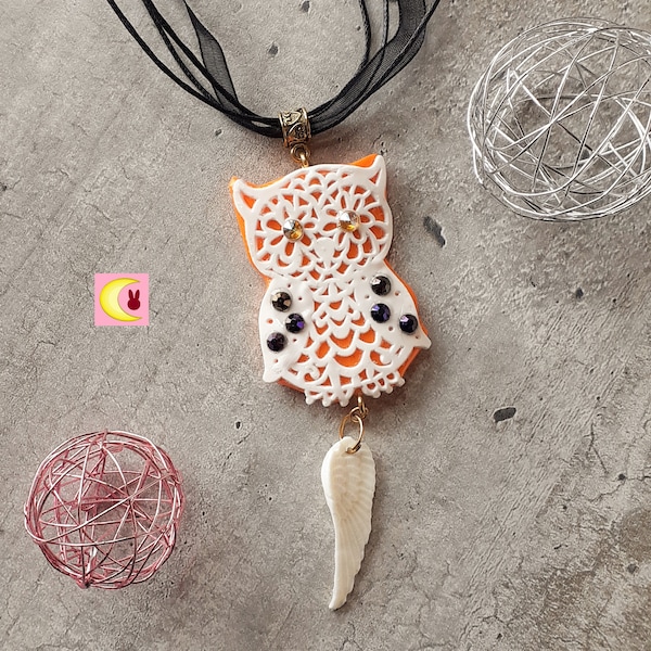 Collier Autumn Owl en porcelaine froide chouette hibou forêt automne dentelle plume hibou strass métal doré cordon coton organza