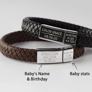 Puede incluir: Dos pulseras personalizadas de cuero, una negra y otra marr&oacute;n. Cada pulsera tiene un cierre plateado grabado con un nombre, fecha, hora, peso y onzas. El texto dice "CHLOE GRACE 08.06.20 6:09 PM 8 LBS 4.5 OZS" y "CHRISTIAN WILSON 09.28.20 6:09 PM 7 LBS 4.8 OZS".