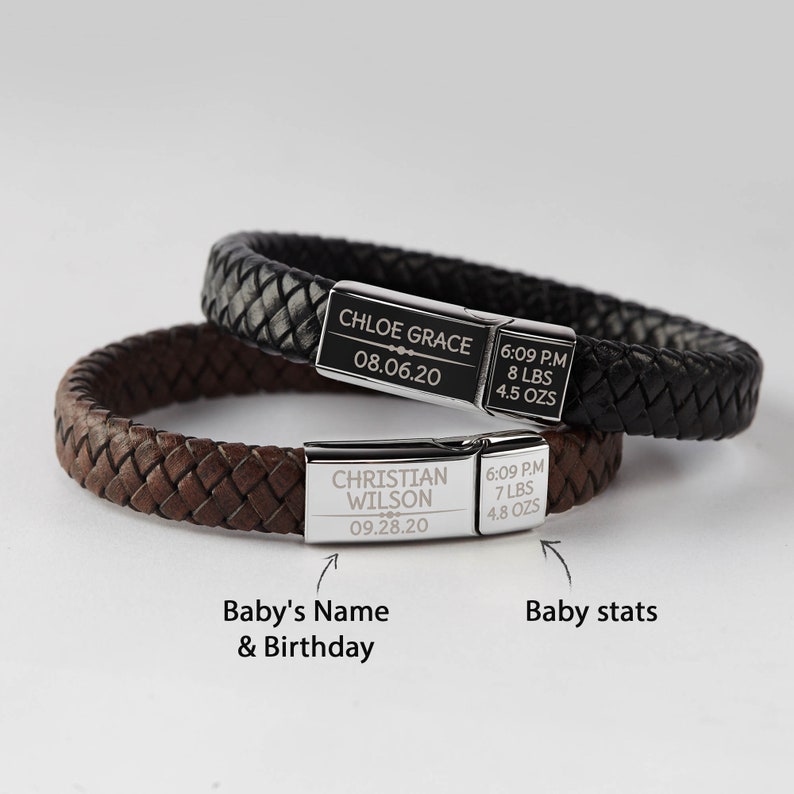 Puede incluir: Dos pulseras personalizadas de cuero, una negra y otra marr&oacute;n. Cada pulsera tiene un cierre plateado grabado con un nombre, fecha, hora, peso y onzas. El texto dice "CHLOE GRACE 08.06.20 6:09 PM 8 LBS 4.5 OZS" y "CHRISTIAN WILSON 09.28.20 6:09 PM 7 LBS 4.8 OZS".