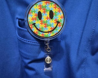 Portacredenciales de concienciación sobre el autismo con cara sonriente