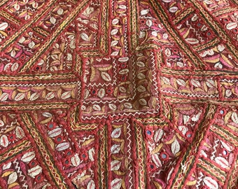 Art mural brodé en patchwork, motif coquillages cauris, 60 x 90 po.