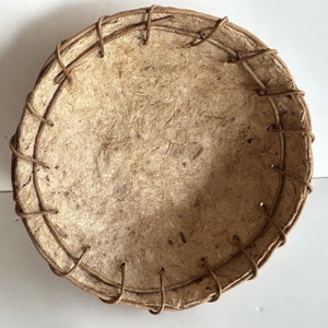 Kom met gestampte schors met rotan aan bovenrand, diameter 9 inch
