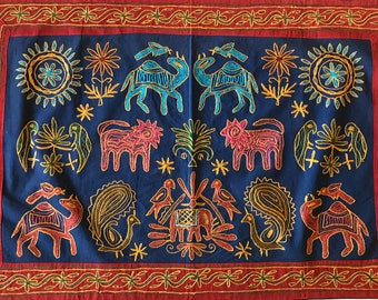 Suspension murale brodée avec éléphant et lions