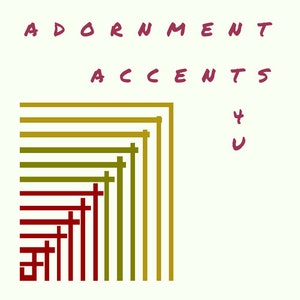 Peut inclure: Un motif g&eacute;om&eacute;trique avec une s&eacute;rie de rectangles imbriqu&eacute;s dans des tons d'or, de vert et de rouge. Le motif est intitul&eacute; "Adornment Accents" en lettres roses. Le mot "Yu" est &eacute;galement &eacute;crit en lettres roses.