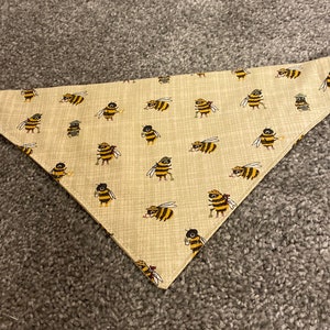 Abejas de jardinería sobre el collar estilo perro / gato Bandana