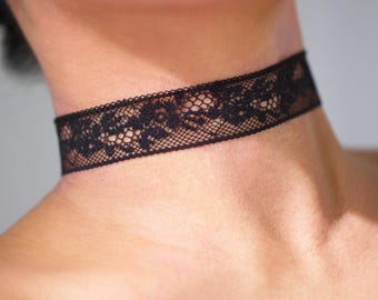 Gargantilla de encaje floral negro: Gargantillas con intrincados detalles de rosas en blanco o negro.