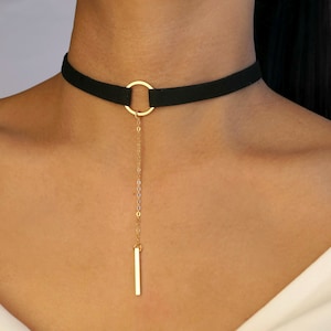 black o ring PU vegan suede choker, black velvet o-ring choker, cute elegant classy black chokers, dangling chain charm, minimalist collar