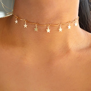 Gargantilla ondulada de estrella dorada, collares celestiales lindos y delicados, regalo de joyería de estrellas colgantes repetidas, simple y moderno para ella, estrellas diminutas para jóvenes