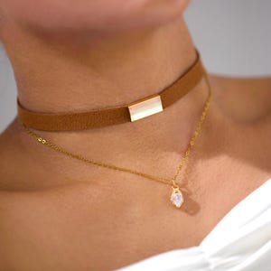 Choker con barretta in pelle scamosciata marrone: collare beige con ciondolo di diamanti