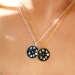 Collar de fases lunares de esmalte negro, par de colgantes de luna, colgante de fase lunar para mejor amigo, bruja, wiccan, luna mágica, galaxia, regalo celestial, joyería