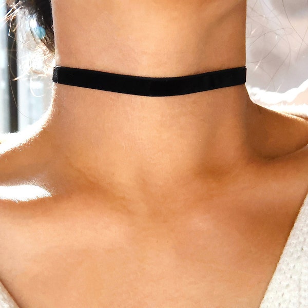 Gargantilha de veludo preto: Gargantilhas minimalistas em várias cores: preto, vermelho, rosa e marrom.