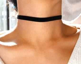 Puede incluir: Un collar gargantilla de terciopelo negro.