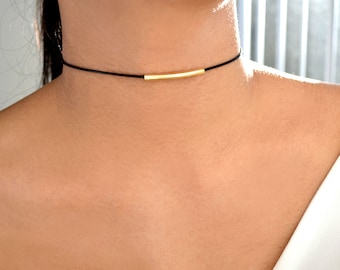 Gargantilla de cordón negro delicado, vegana, de PU; gargantilla fina de cuero y ante negro con barra dorada y plateada; sencilla, delicada, elegante y moderna para uso diario; ideal como regalo.