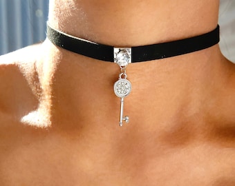 ★CERRIC★SUEDE KEY CHAIN NECKLACE★1512★Black★韓国★人気 cerric - SUEDE KEY CHAIN NECKLACE / BLACK – lolamoon.co