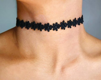 Schwarzes Gänseblümchen-Spitzen-Halsband / schwarze Blumen-Halskette / schwarzes Brautjungfern-Halsband / schwarzer Blumenschmuck / schwarzes Gänseblümchen-Blumenmädchen / Geschenk