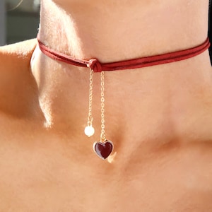 roter Choker mit Herz Anhänger, Wildleder Choker, roter Samt Choker mit Perlen Anhänger, roter Choker mit Charm, Geschenk für Sie, romantischer Schmuck für die Liebe