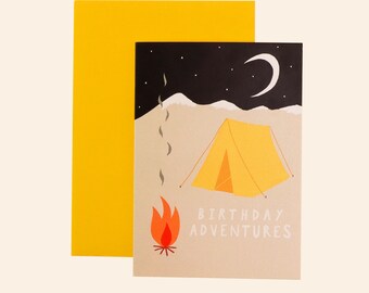 Cartão de aniversário de aventuras | Cartão de acampamento | Cartão aconchegante | Fogueira | Barraca | Acampamento noturno | Montanhas | Cartão de aniversário da natureza | Ourdoorsy
