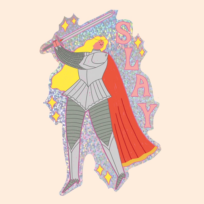 K&ouml;nnte beinhalten: Ein holografischer Aufkleber mit einer Figur in silberner Plattenr&uuml;stung mit langem gelbem Haar, die ein Schwert hochh&auml;lt. Ein langer roter Umhang weht hinter der Figur. Das Wort SLAY steht in rosa Buchstaben auf der rechten Seite, umgeben von gelben Sternen.