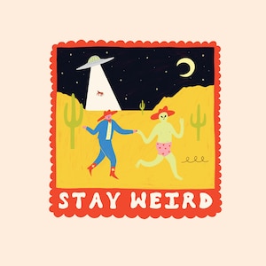 Op de afbeelding: Een grillige illustratie met twee figuren in cowboyhoeden die door een woestijnlandschap rennen onder een sterrenhemel. Een UFO schijnt een lichtstraal op een klein dier. De tekst "STAY WEIRD" staat onderaan, omlijst door een rode rand.