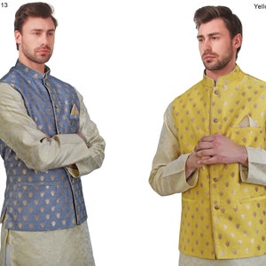 K&ouml;nnte beinhalten: Zwei Herrenwesten sind abgebildet. Eine ist hellblau mit einem goldenen Muster, die andere ist gelb mit einem goldenen Muster. Beide haben einen Stehkragen und ein Einstecktuch. Die Westen sind Teil eines traditionellen Outfits.